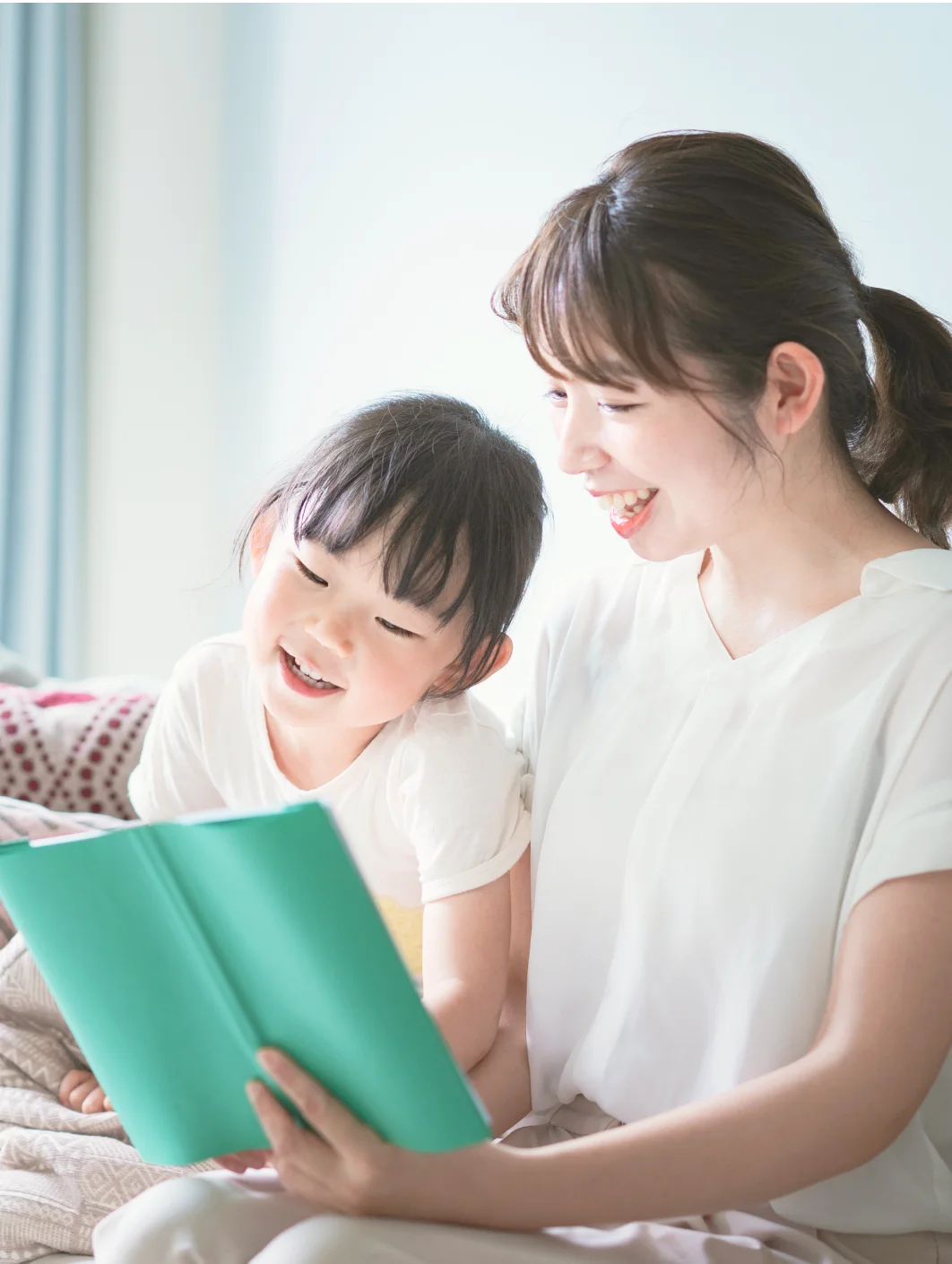 リビングでくつろぐ家族